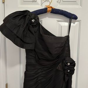 Yvonne LaFleur Gown. Absolutely stunning. Size 12 Satin/Taffeta material black